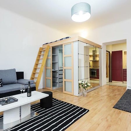 Stylish Apartment On Riverside Praha Bagian luar foto