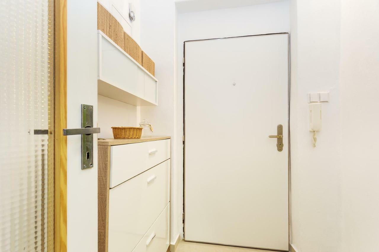Stylish Apartment On Riverside Praha Bagian luar foto