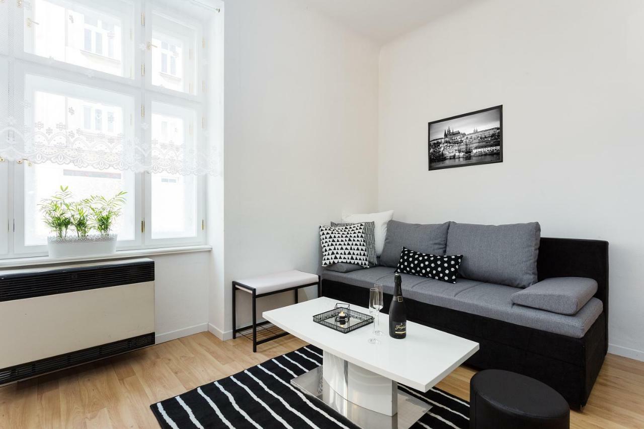 Stylish Apartment On Riverside Praha Bagian luar foto