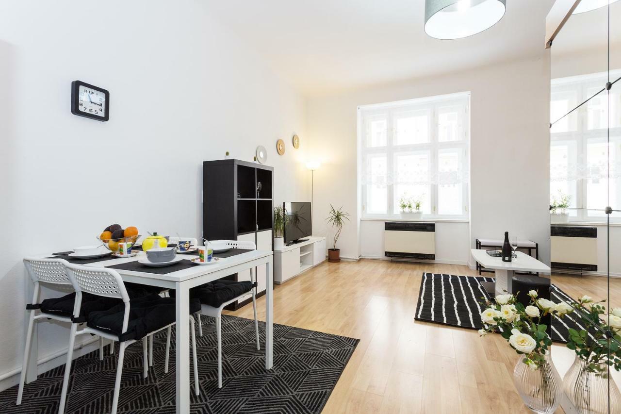 Stylish Apartment On Riverside Praha Bagian luar foto