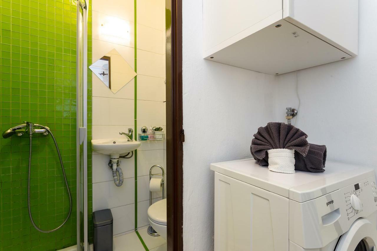 Stylish Apartment On Riverside Praha Bagian luar foto